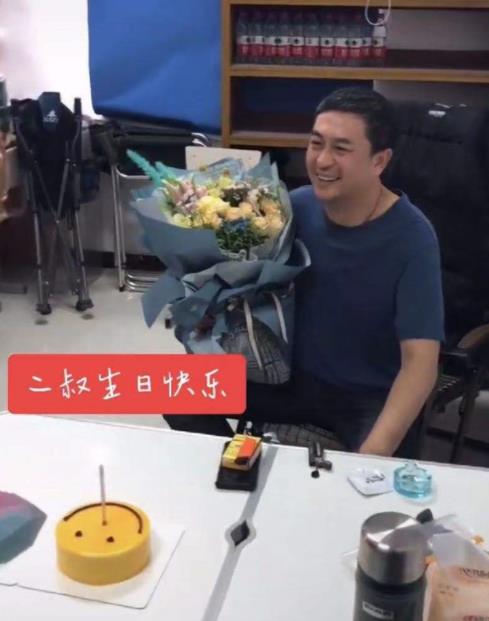 张嘉益片场庆51岁生日 布置简陋捧鲜花笑容满面