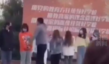 气愤！迟到学生站一排被老师扇耳光？校方回应当事人停职停止工作，记大过