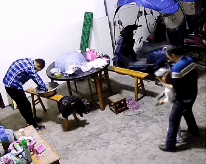 爷爷狂风暴雨般给孙女洗脸 孩子:我是谁?我在哪?