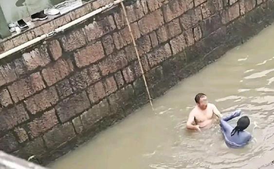 浙江一女子跳河轻生，与施救者水中互殴，两人竟是父女关系？