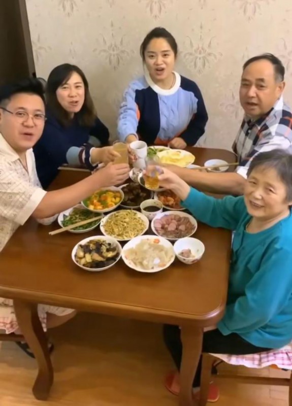 新华社点名:这股奢靡之风该管管了!多名博主删除炫富视频并道歉