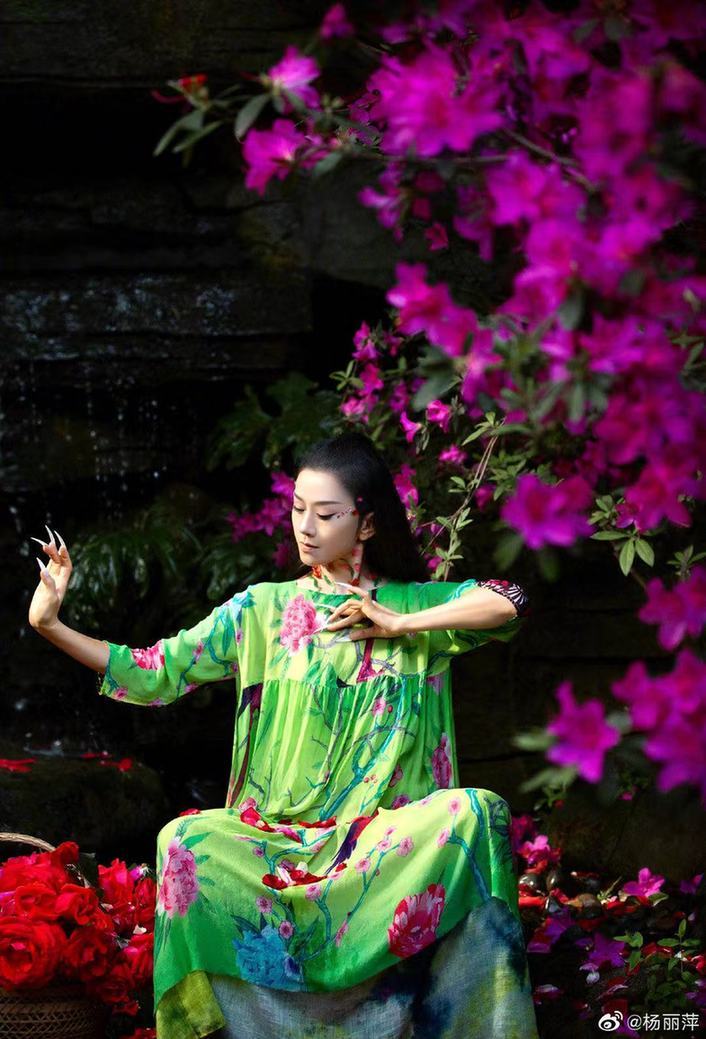 港风美女!杨丽萍20年前超惊艳 头身比完美 四肢纤细修长