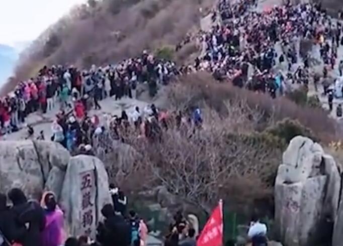 我要回家！游客景区寸步难行直呼后悔 五一景区寸步难行