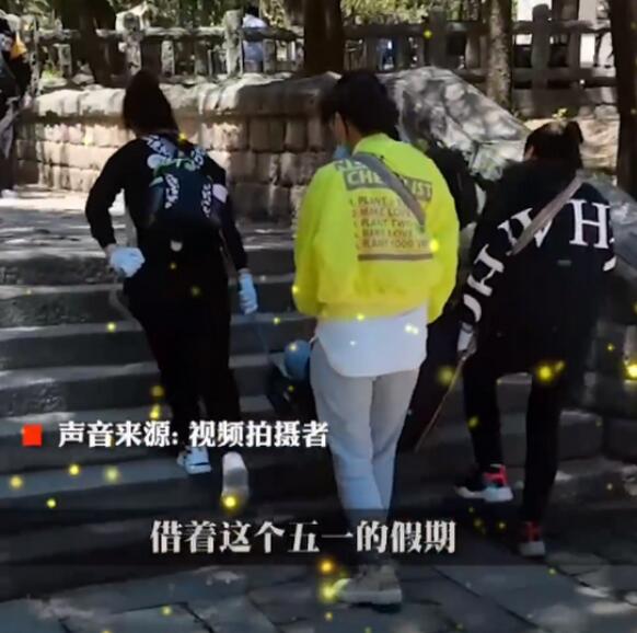 神仙般的友谊!4名女子抬残疾好友登泰山上热搜