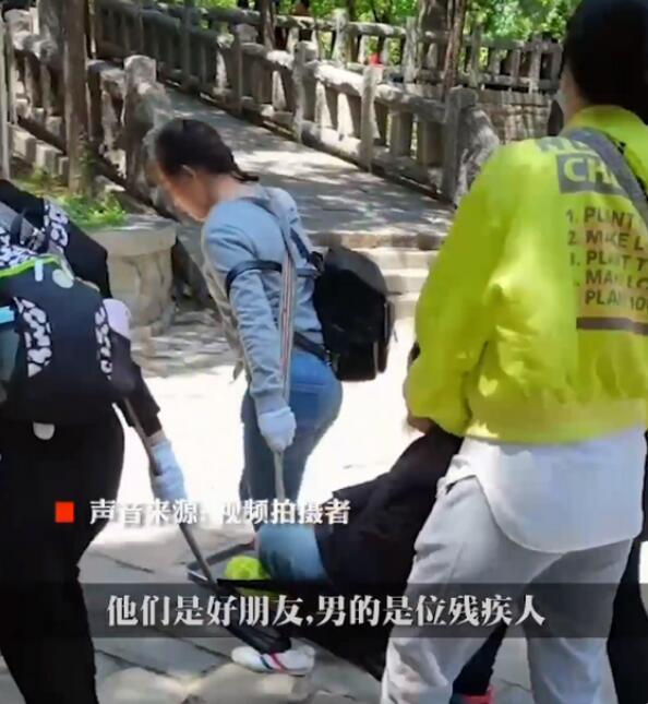 神仙般的友谊!4名女子抬残疾好友登泰山上热搜