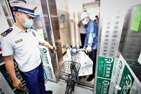 电瓶车电梯内爆燃 监控拍下恐怖一幕  现场一片狼藉
