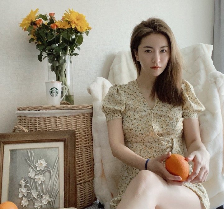 上海美女主持杨乐晒工作照 和赵若虹互怼塑料情
