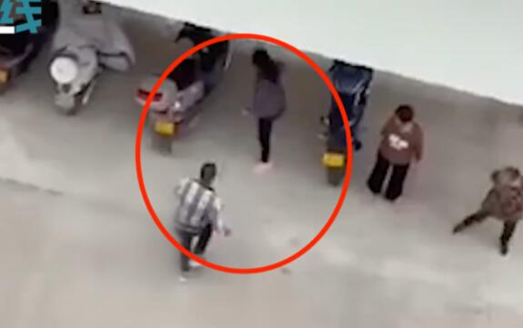 太离谱了！男子当街殴打亲生母亲 多次拳打飞踹下狠手！