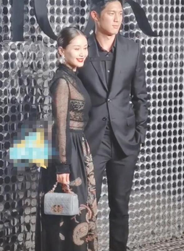 助理跪地给王子文穿鞋引争议，拍摄现场到底发生了什么？