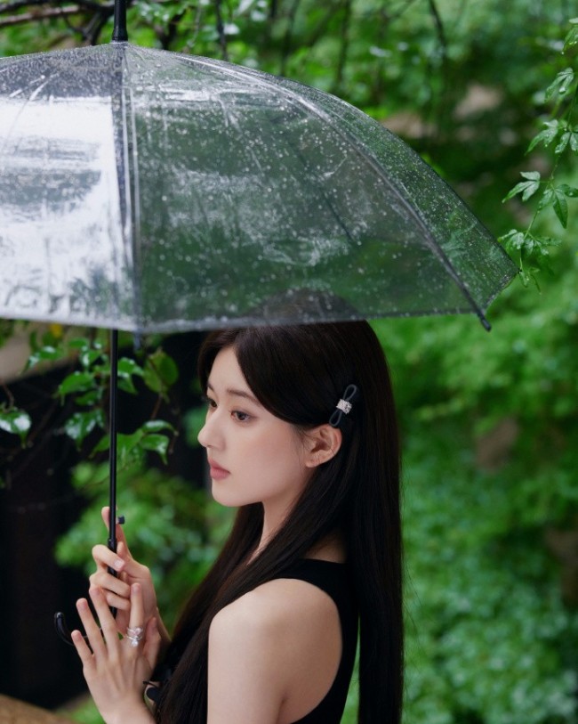 赵露思雨后江南大片释出 在林间撑伞好清新