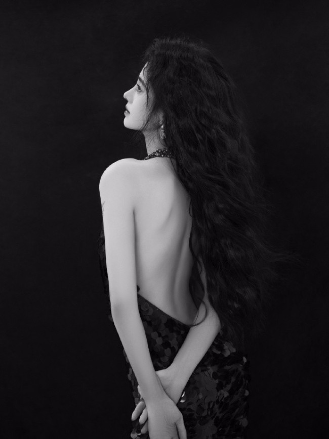 鞠婧祎穿露背裙拍写真 叼棒棒糖眼神撩人