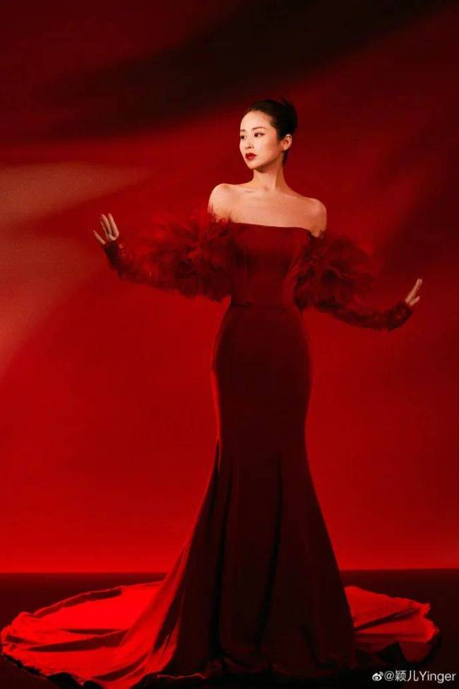 “辣妈”颖儿一袭抹胸红色长裙超美艳