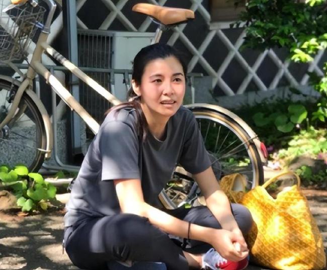 48岁蒙嘉慧移居日本发福无人认 躺草上睡觉似大妈