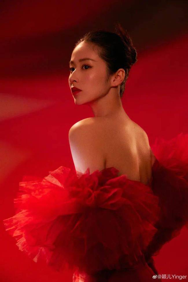 “辣妈”颖儿一袭抹胸红色长裙超美艳