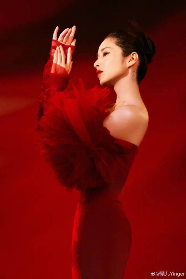 “辣妈”颖儿一袭抹胸红色长裙超美艳