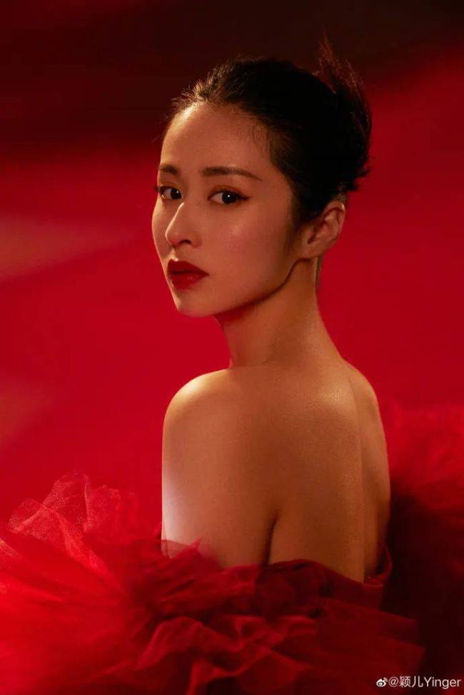 “辣妈”颖儿一袭抹胸红色长裙超美艳