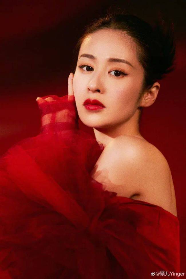 “辣妈”颖儿一袭抹胸红色长裙超美艳