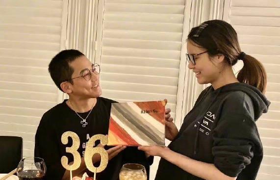 苏醒小号发文回应二胎传闻：女助理崩溃说要减肥