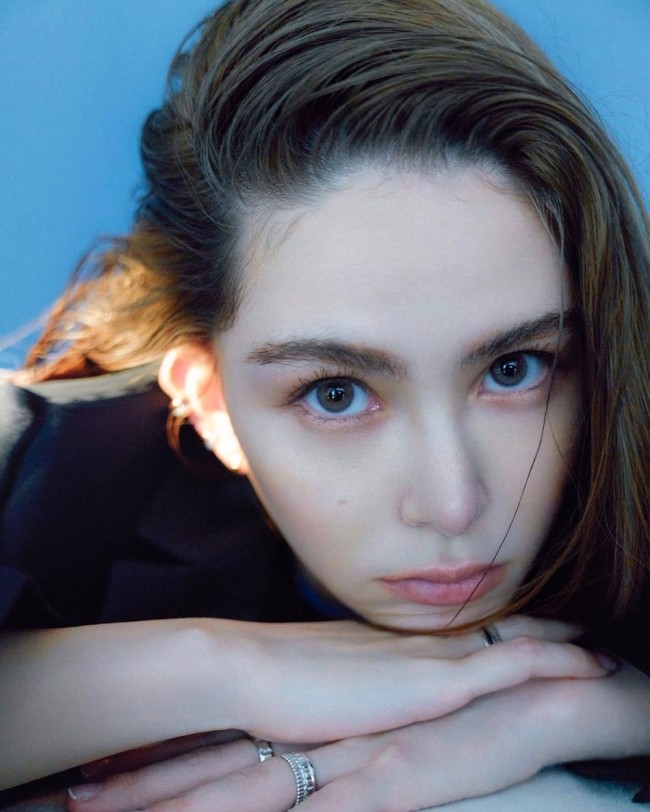 昆凌杂志写真惊艳 周杰伦上线转发老婆美照