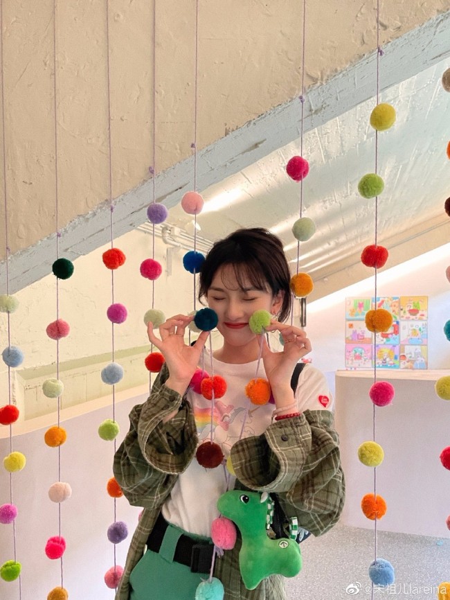 宋祖儿晒照告别6月 穿搭简单清爽表情搞怪