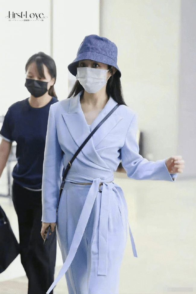 低调！赵丽颖参加河北省影视艺术家协会代表大会