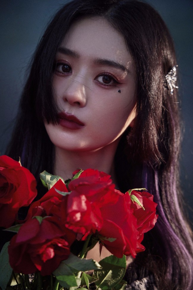 赵丽颖晒暗黑系写真 穿蕾丝裙气质魅惑妖艳