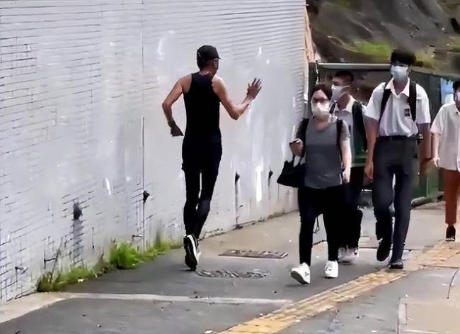 67岁周润发与路人合照状态好 一头白发但帅气依旧