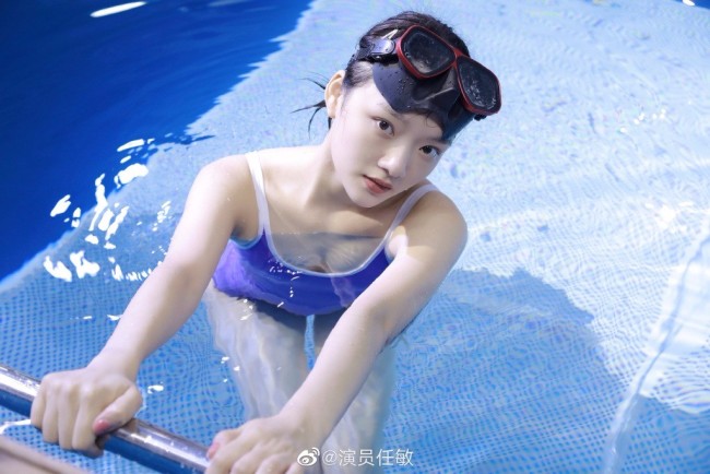 夏日限定！任敏晒水中泳装照 素颜皮肤白皙