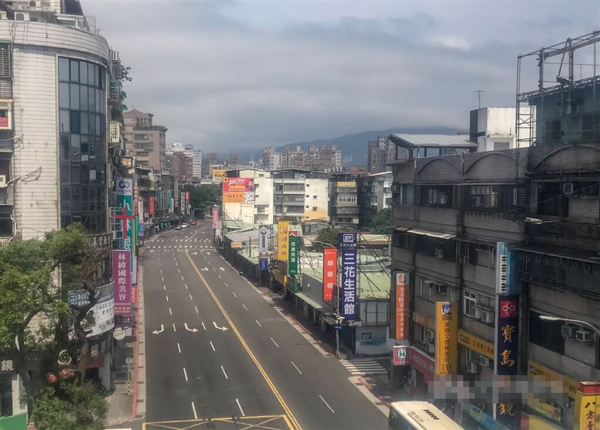 2018年6月“万安41号演习”警报发放后台湾北部人车就地疏散避难,市区道路完全净空。图自“中央社”