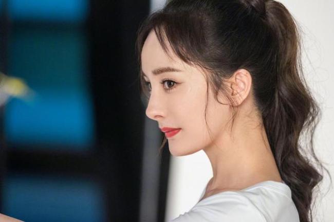 杨幂现身广告拍摄现场 眼部伤口痊愈笑容甜美