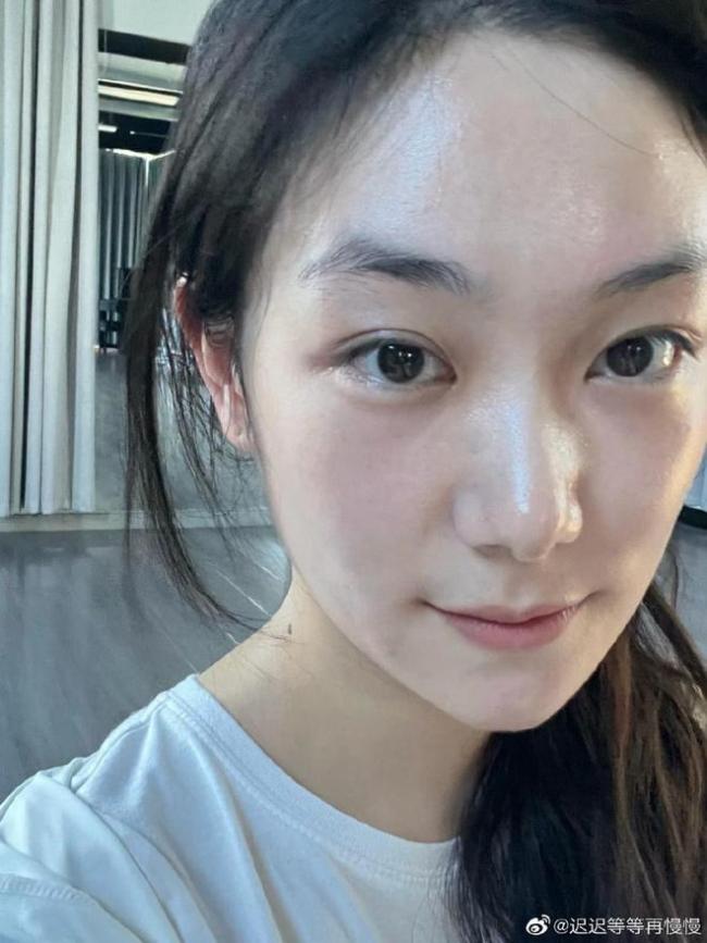 孙俪00后妹妹晒外出游玩照 素颜出镜气质出众