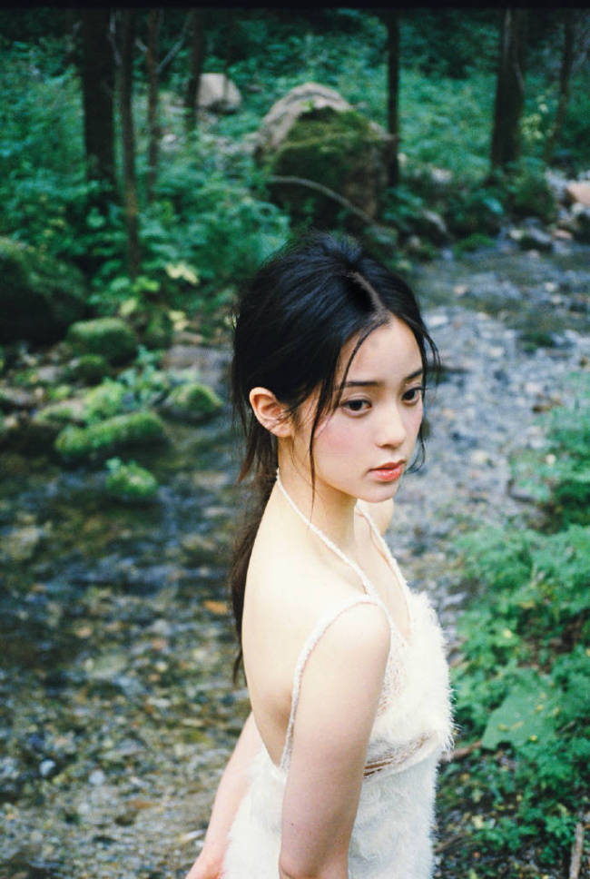 又纯又欲！欧阳娜娜大秀美背 有点性感有点撩人