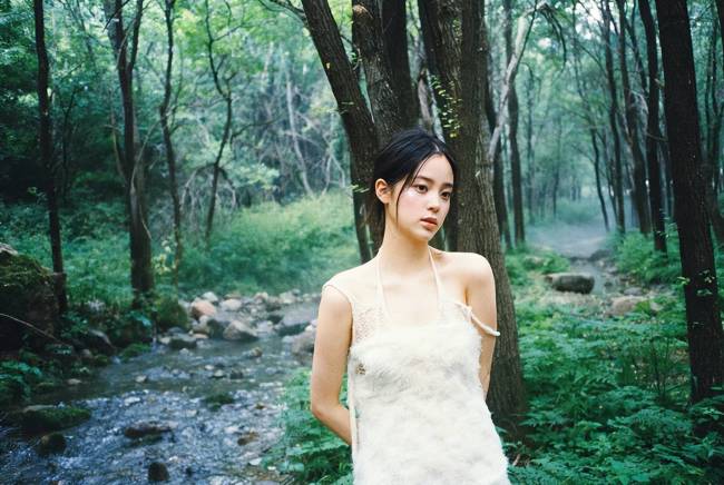 又纯又欲！欧阳娜娜大秀美背 有点性感有点撩人