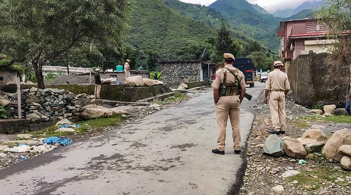 印度安全部队在事发地点附近站岗(印度报业托拉斯)