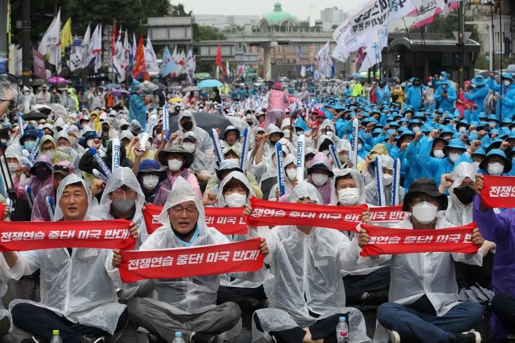 ▲8月13日,集会者手持“反对战争演习”“反对美国”等条幅在韩国首尔市中心参加反美集会。