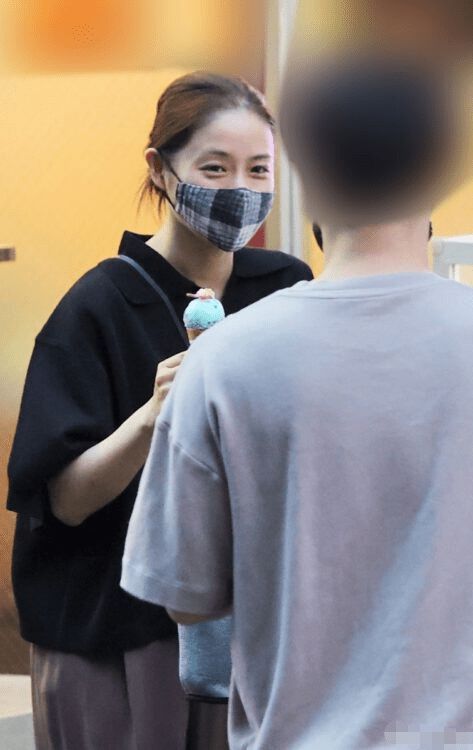 石原里美与丈夫带孩子外出 二人轮流推婴儿车散步