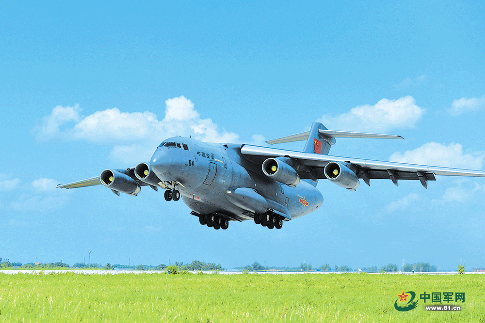 8月1日,空军运-20飞机执行运送新飞行学员任务。余红春摄