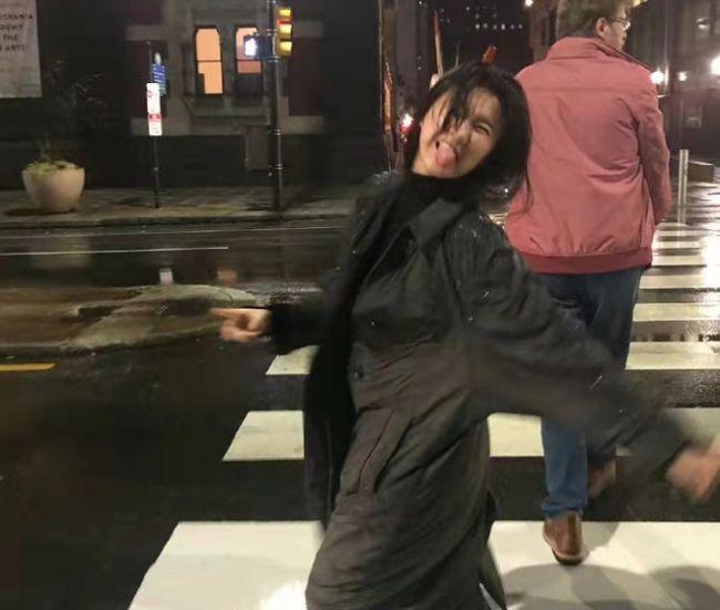 杨丽萍外甥女小彩旗发福得快认不出 在英国独居