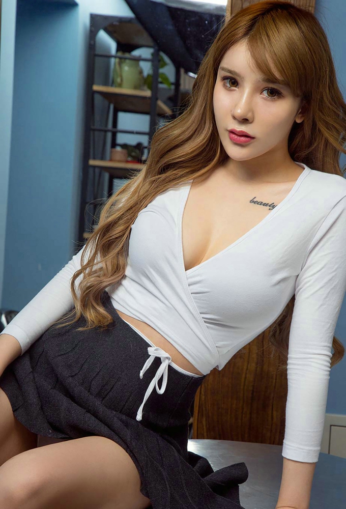 嫩模左函漪私房内衣系列半露豪乳撩人诱惑写真