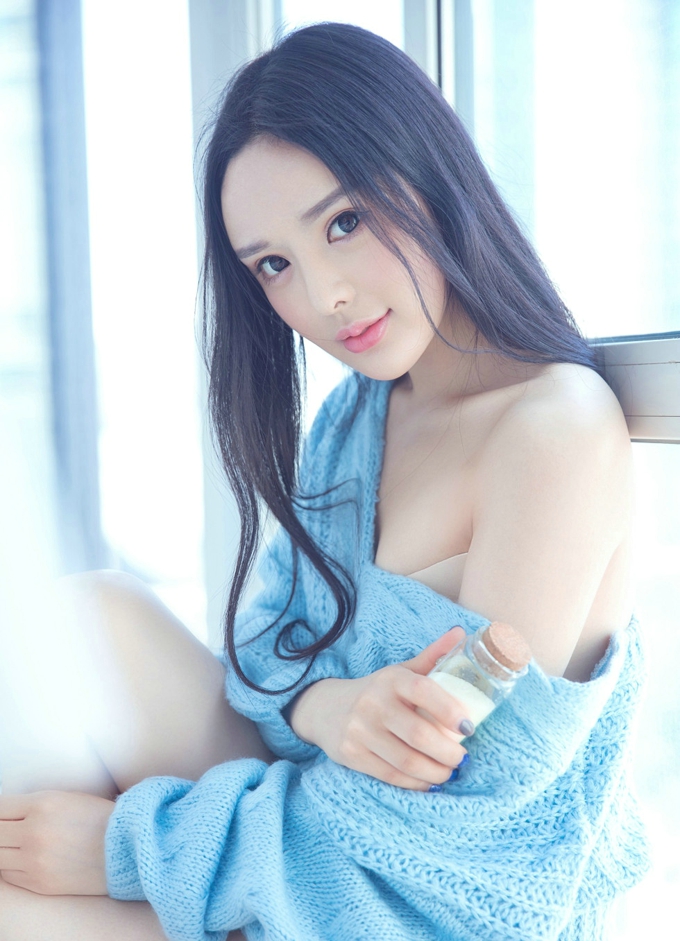 嫩模晓迪居家私房内衣系列秀完美身材香艳迷人写真