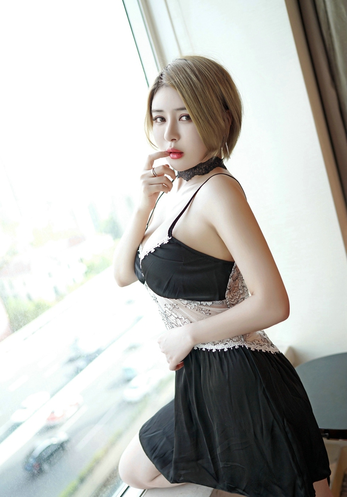 嫩模凯竹BuiBui居家床上吊带黑色性感迷人睡裙秀傲人美乳诱惑写真