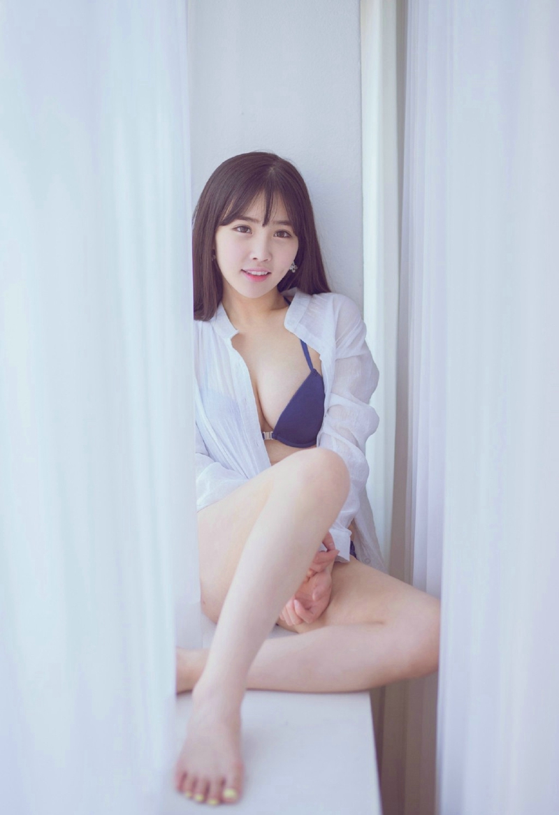 美女性感内衣居家阳光露脐诱惑写真