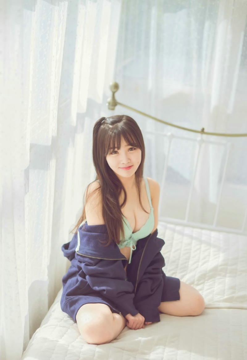 美女性感内衣居家阳光露脐诱惑写真