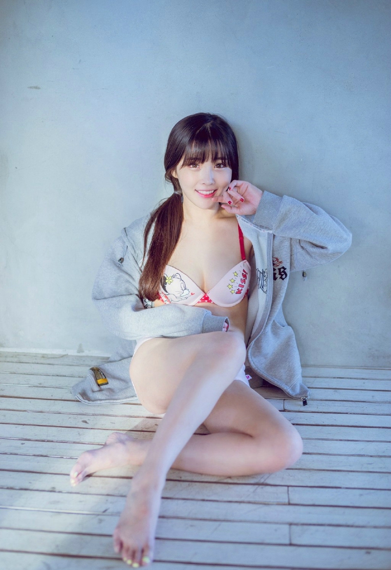 美女性感内衣居家阳光露脐诱惑写真