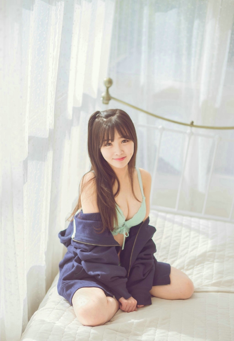 美女性感内衣居家阳光露脐诱惑写真