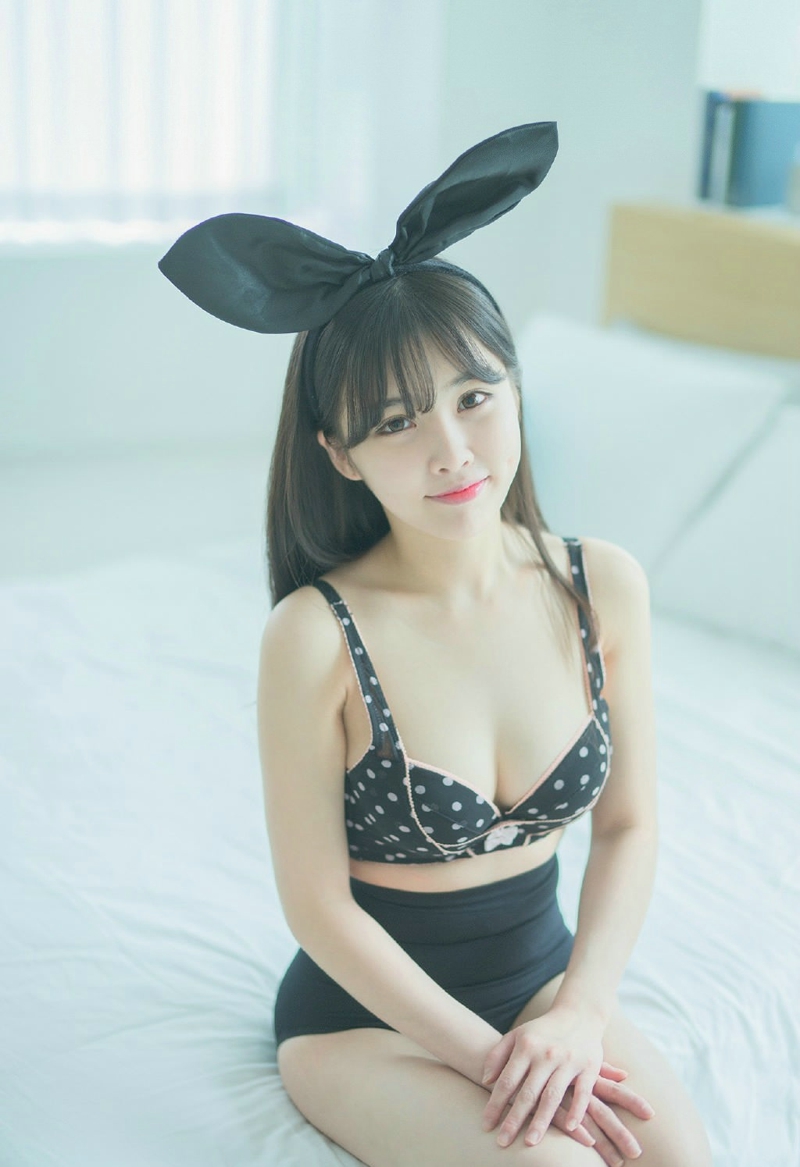 美女性感内衣居家阳光露脐诱惑写真