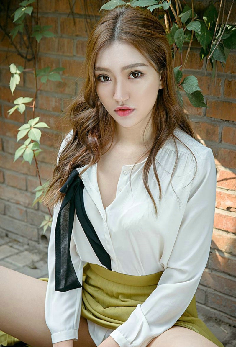 户外白衬衫短裙美女Amy走光诱惑撩人