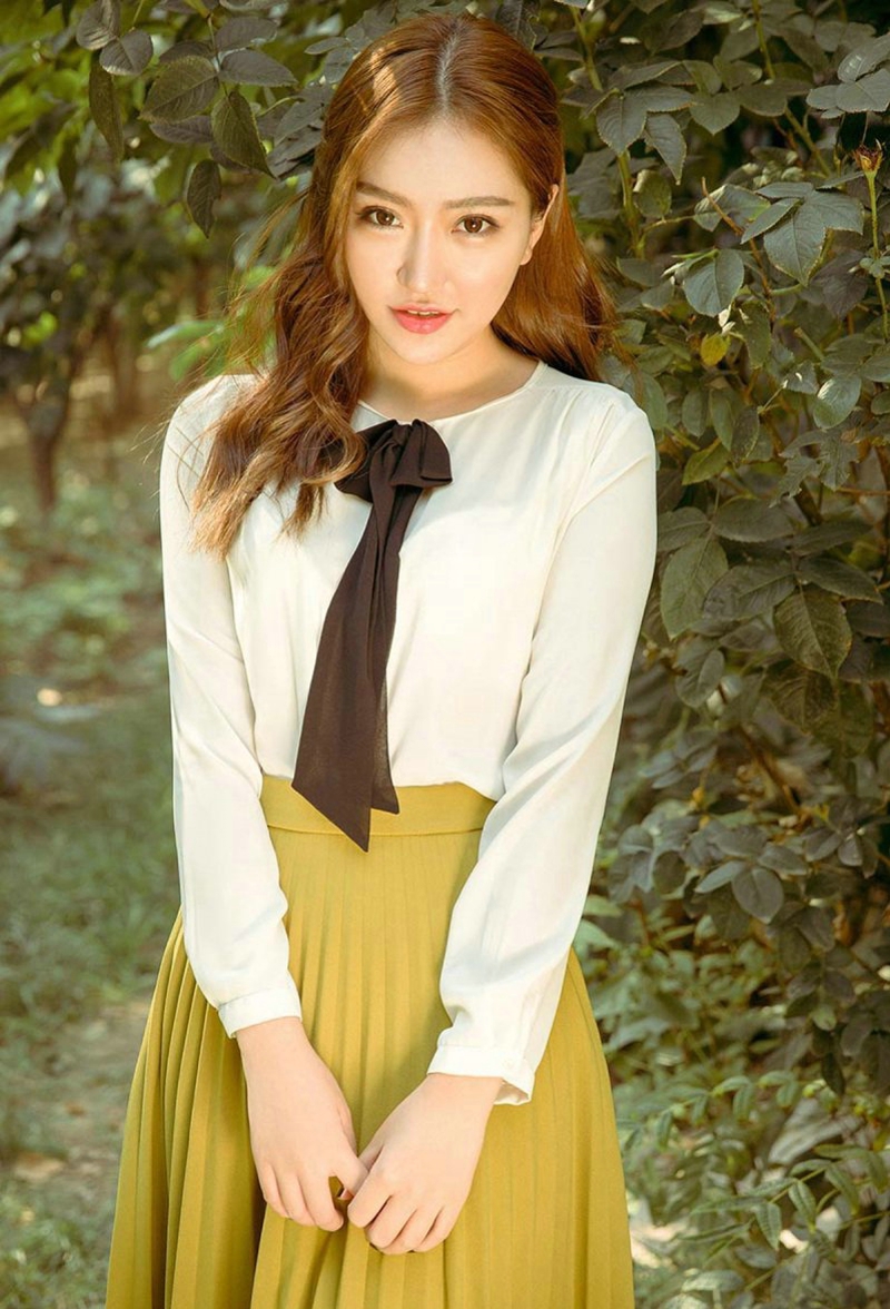 户外白衬衫短裙美女Amy走光诱惑撩人