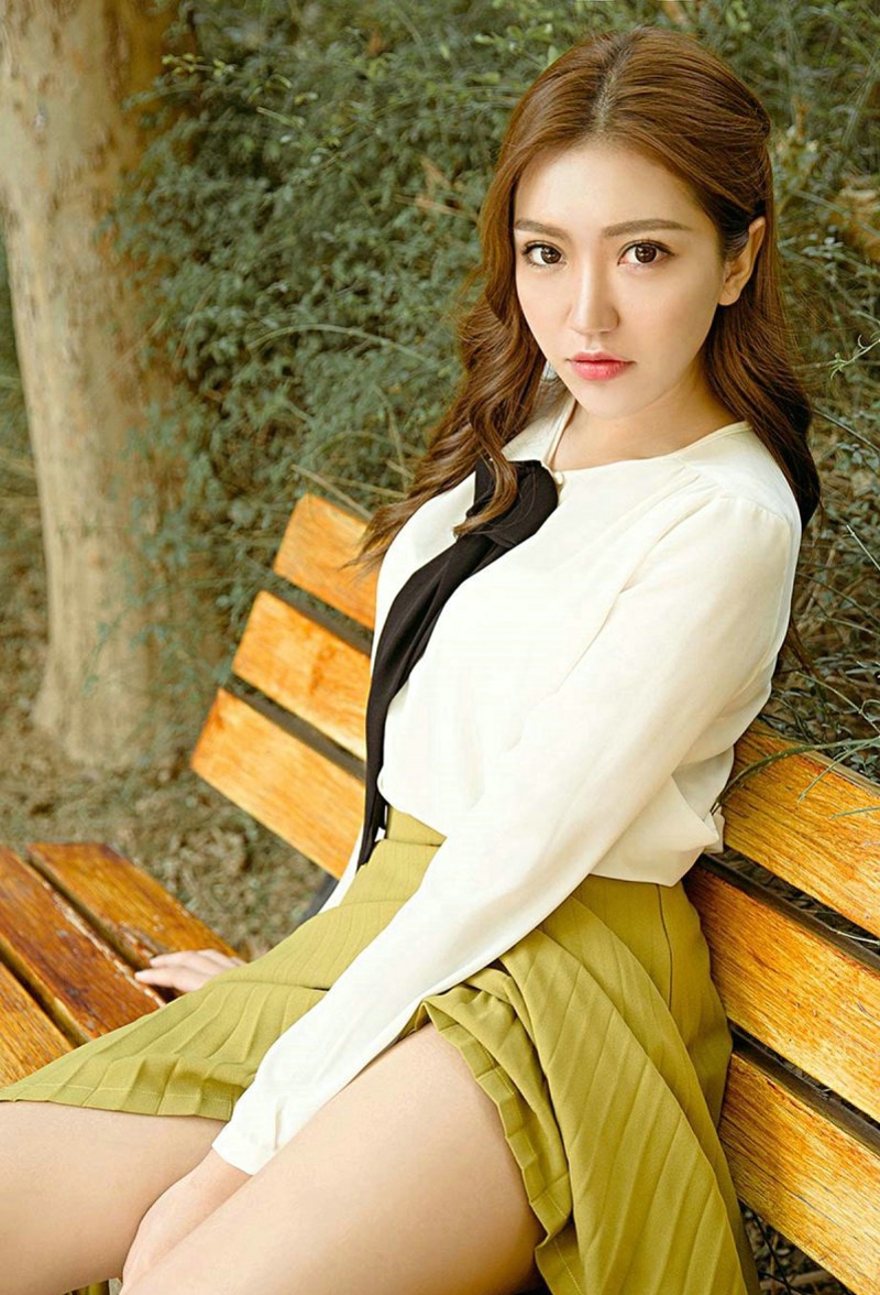 户外白衬衫短裙美女Amy走光诱惑撩人
