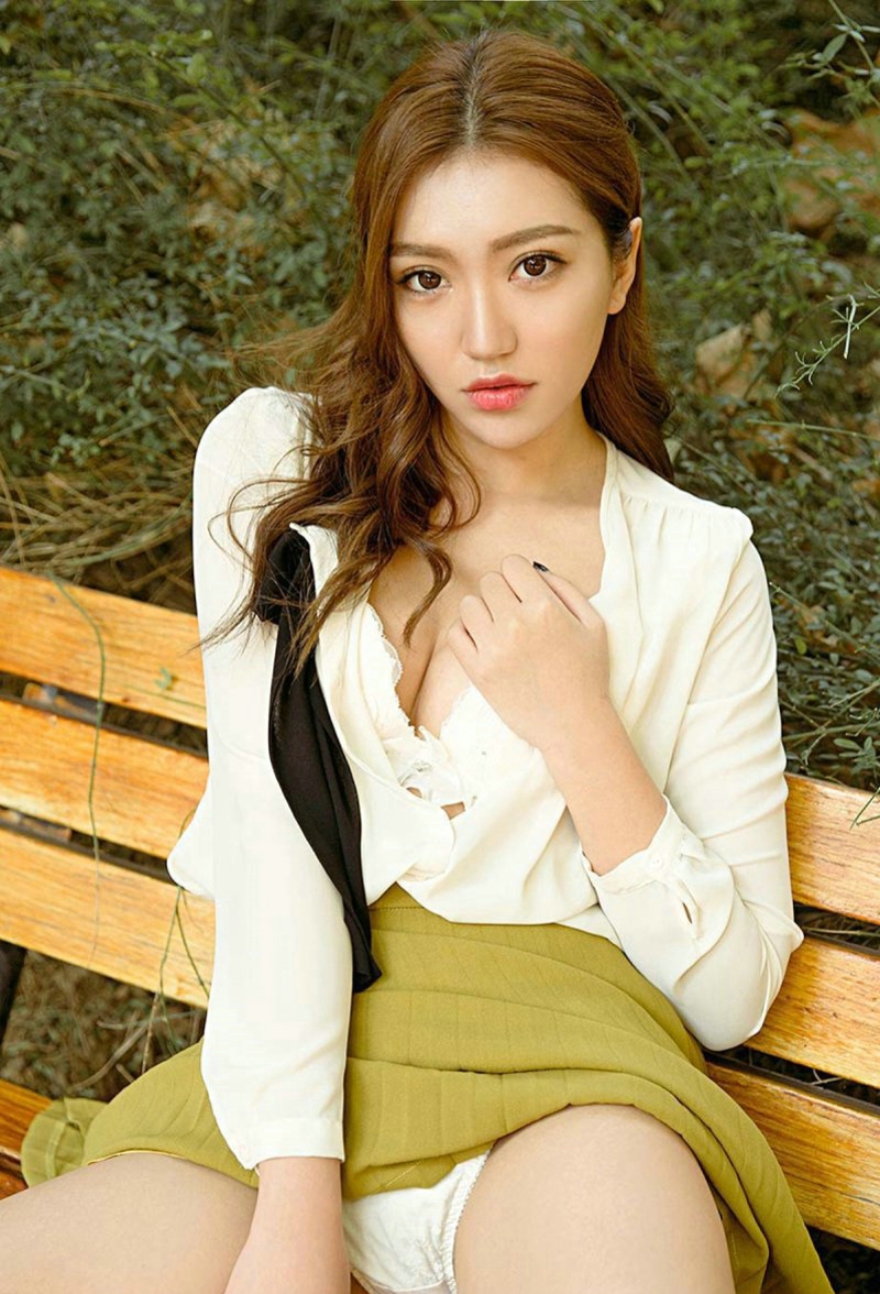 户外白衬衫短裙美女Amy走光诱惑撩人